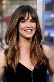 Les styles ne manquent pas pour retrouver une seconde jeunesse ! 19 Coupes De Cheveux Pour Rajeunir En Un Coup De Ciseaux