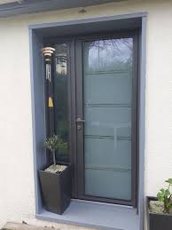 Fenêtre qui descend jusqu'au niveau du soi et qui donne accès sur un balcon, une terrasse, un jardin. Pose De Porte D Entree Et Fenetre A Breal Sous Montfort 35