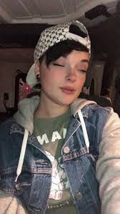 Dee Briscoe's Instagram, Twitter & Facebook