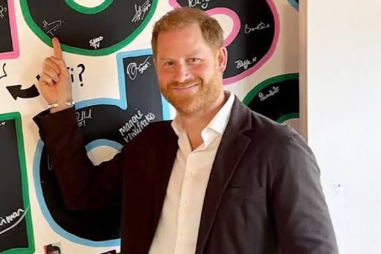 Prince Harry spotted at Tower Bridge Studios in London! 🇬🇧 The Duke of  Sussex visited the studios on Friday, September 4, and even left his  signature on their famous wall. Tower Bridge
