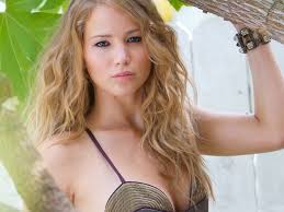 Celebridades aparecem novamente despidas