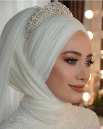 Maybe you would like to learn more about one of these? 2021 Dugun Sezonunun En Trend 20 Tesettur Gelin Basi Modelini Bir Araya Getirdik Iste One Cikan Kapali Gelin Basi Modelleri Nedime Hediyeleri Gelin Gelinler