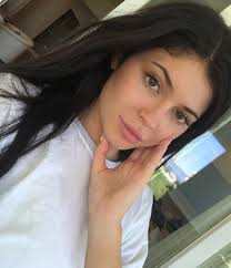 Brushing up her brows and meticulously filling them in with a dark brown pencil, she uses one of her new kyshadow palettes to contour the sockets and smoke golden heatwave and shimmery peach juicy. Total Naturlich Kylie Jenner Zeigt Sich Vollig Ungeschminkt Promiflash De