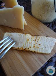 Inserite ciascuna coda su uno stecco, così che mantenga la forma in cottura. Come Usare Le Croste Del Parmigiano Reggiano Dal Tegame Al Vasetto