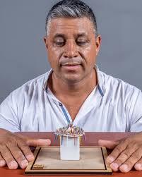 En cada pieza, un pedacito de México. 😍 La creación de Abel Ávalos,  inspirada en la Danza de los Viejitos, nos recuerda que el arte popular  mantiene vivas nuestras tradiciones. Una joya