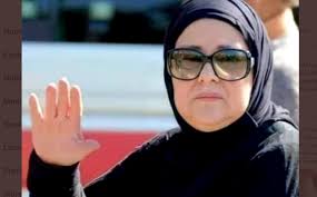 إلى جانب والدتهما المريضة الفنانة دلال عبد العزيز، وأكد أن الأخيرة. ØªØ·ÙˆØ± Ø®Ø·ÙŠØ± Ø¹Ù„Ù‰ ØµØ­Ø© Ø¯Ù„Ø§Ù„ Ø¹Ø¨Ø¯ Ø§Ù„Ø¹Ø²ÙŠØ² ØªØ±ÙØ¶ Ø§Ù„Ø¹Ù„Ø§Ø¬ ÙˆØªØ³ØªØ³Ù„Ù… Ù„Ù„Ù…ÙˆØª ÙÙŠØ¯ÙŠÙˆ ÙˆØ·Ù† Ø§Ù„Ø¯Ø¨ÙˆØ±