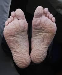 Resultado de imagen de se salÃ­a con el cuerpo lleno de agujeros y los pies por delante con demasiada facilidad.