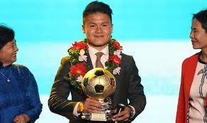 Quả bóng vàng fifa (fifa ballon d'or) là giải thưởng hợp nhất hai giải thưởng cầu thủ xuất sắc nhất năm của fifa và quả bóng vàng châu âu, dành cho cầu thủ chơi xuất sắc nhất trong năm, được trao lần đầu vào tháng 1 năm 2011 và lần cuối vào tháng 1 năm 2016. Quang Háº£i Chiáº¿n Tháº¯ng Quáº£ Bong Vang Viá»t Nam 2018 Vietnamnet