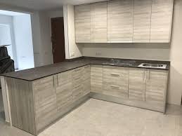 Pequeña cocina y muebles de dormitorio para niños para la diversión con casas de muñecas de madera lechosa u otros. Best Photography Pro Muebles Cocina