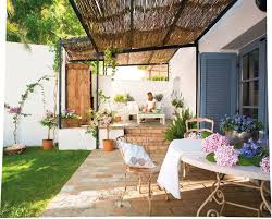 Volets Bleus Et Murs De Pierre Pour Une Maison Du Sud Planete Deco A Homes World Maison Rustique Pergola Dans Le Jardin Maison Avec Patio