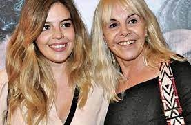 See more of claudia villafañe on facebook. El Divertido Ida Y Vuelta Entre Dalma Maradona Y Claudia Villafane El Aconquija