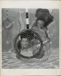 1947 Press Photo Lolly Smith & Jeannette Herzen in game of underwater polo 