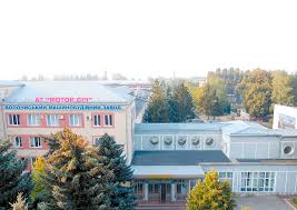 Розташований на заході області, на лівому березі річки збруча (притока дністра) за 69 кілометрів від хмельницького. Volochiskij Mashinobudivnij Zavod Home Facebook