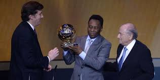 Golden ball) is an annual football award presented by french news magazine france football that is one of the oldest and generally regarded as the most prestigious individual award for football players. Pele Dapatkan Fifa Ballon D Or Prix D Honneur Bola Net