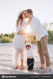 La ex pareja publicó varias fotos en familia en las que posan felices con sus dos hijos durante la fiesta del octavo cumpleaños de nikolás. Fotos De Pareja Con Hijo De Stock Pareja Con Hijo Imagenes Libres De Derechos Depositphotos