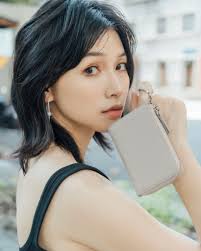 基本款推薦】 輕巧纖薄的Liam Bi-fold Wallet  (RFID)絕對是男士入門級皮具。它配備了2個鈔票夾層、1個透明相格及多個卡片夾層，滿足男士們的基本日常所需。 #SamuelAshley  #menswallet #leatherwallet #mensstyle