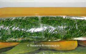 Se adaugă spanacul, sare, piper şi se ţine pe foc mic până când aluatul se decupează în cercuri şi se aşază în cavităţile tăvii pentru brioşe. Reteta Rulada Cu Spanac