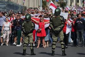 La repubblica di bielorussia (in bielorusso белару́сь, in russo белору́ссия) è uno stato dell'europa orientale, confinante a ovest con la polonia e la lituania, a est con la russia, a sud con l'ucraina e a nord con la lettonia. Bielorussia Decine Di Migliaia In Piazza A Minsk Terza Domenica Di Proteste Contro Lukashenko L Huffpost