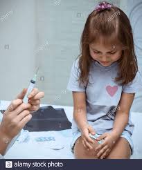 Ab wann… …und worauf sie achten sollten. Kleines Madchen Weint In Der Arztpraxis Das Kind Hat Angst Vor Impfung Und Injektion Tranen Stromen Ins Gesicht Des Babys Der Impfstoff Gegen Die Stockfotografie Alamy