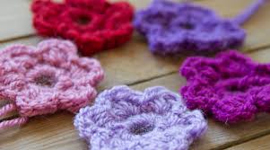 Für ein fortlaufend in einer runde gehäkeltes objekt (zum beispiel einen weihnachtsstern ) wechselst du in die nächste reihe, indem du einfach wieder in die erste luftmasche am anschlagsknoten einstichst. Wie Hakle Ich Blumen Anleitung Fur Anfanger Blume Hakeln