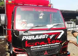 The mitsubishi fuso canter (japanese: Cutting Sticker Bak Truk Canter Hitam Konsep Minimalis