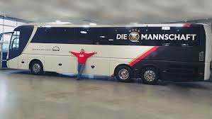 Jeder ist sich selbst der nächste посл. Der Man Bus Der Deutschen Fussballnationalmannschaft Im Ersten Check Auto Motor Und Sport
