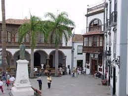 Santa cruz is particularly well worth a visit during carnival, and especially on shrove monday, when los indianos make the streets unsafe with white holiday homes and apartments on la palma, the most beautiful island of the canaries. Datei Santa Cruz De La Palma 106 Jpg Wikipedia