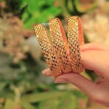 Altin Kaplama Sepet Orgu Bilezik Sadece 79 Adet Iki Yil Garantilidir Ve Garanti Sertifikasi Ile Gelir Bangles Jewelry Designs Jewelry Elegant Necklaces