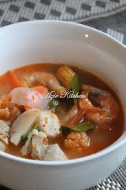 Akhirnya jadilah tom yam seafood yang resepnya merupakan gabungan kedua resep tersebut. Tom Yam Thai Sedap Azie Kitchen