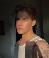 Summertime☀️ I feel I haven't shared how grateful I am to all of you enough  recently🖤 Your support and shared love of makeup has completely changed my  life since I was 15,