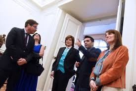 File:12 Mayo 2017, Ministra Paula Narváez junto a ministro Marcos Barraza  reciben al cantante español Camilo Sesto. (34573534076).jpg