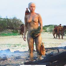 Emilia Clarke practically full frontal. Ian Glenn and everyone else there  definitely got to see everything. | PicToCum