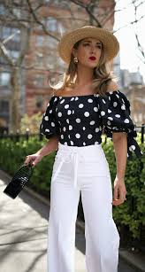 Black And White Polka Dot Top Outfit Click For Outfit Details Black And White Polka Dot Off The Shoulder Top White Flare Raw Hem Denim Jeans Blusas Juveniles Moda Ropa De Moda Moda De Lunares