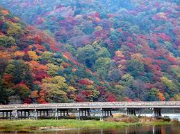 京都 嵐山の渡月橋 秋 京都おすすめ観光スポット 嵐山 観光 渡月橋 紅葉
