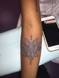 C'est un élément végétal qui nous accompagne tout au long de notre existence : 1001 Idees De Tatouage Fleur De Lotus Et Son Symbolisme