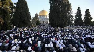 Selon les médias palestiniens, pas moins de 100.000 fidèles se sont rendus sur le site, après qu'israël a assoupli les restrictions de déplacement imposées aux palestiniens lors de la fête musulmane. Al Aqsa Environ 100 000 Fideles Celebrent L Aid Al Fitr Et Prient Pour Les Ames