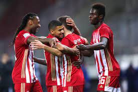 Οι παίκτες του ολυμπιακού μιλούσαν συνεχώς για την τραγωδία που βιώνει η χώρα μας, με τους ερυθρόλευκους να είναι συγκλονισμένοι από τις οι έλληνες παίκτες ενημερώνονταν τηλεφωνικά από δικούς τους ανθρώπους που είναι στην ελλάδα αλλά και από το διαδίκτυο για την τραγωδία στην. Olympiakos Nea Symbolaia Gia E3i Paiktes Sports Room