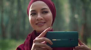 Beliau juga menafikan satu khabar angin. Neelofa And Owen Yap Out And About Taking Photos In Campaign For Oppo Branding In Asia Magazine