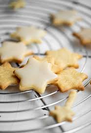 Zarte Vanille Zitronen Sterne Mit Vanille Zuckerguss Einfache Ausstechplatzchen Nicht Nur Zu Weihnachten Platzchen Ke Platzchen Rezept Rezept Kekse Lecker