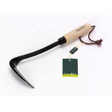 This Carbon Steel Japanese Razor Hoe Is Extra Tough To Go Through Even Hard Baked Soil As Recommended By Alys Fo Garden Tools Small Garden Tools Outdoor Tools