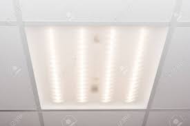 Wenn sie mehr licht in einem zimmer oder ein attraktives akzent für die deckengestaltung brauchen, dann überlegen sie indirekte led deckenbeleuchtung in die abgehängte decke zu bauen. Abgehangte Decke Aus Quadratischen Porosen Platten Und Eingebauter Led Lampe Lizenzfreie Fotos Bilder Und Stock Fotografie Image 90106531
