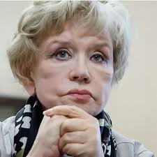 Народная артистка россии вера алентова чувствует себя нормально, помощь ей не требуется. Krasivaya Vera Alentova Arhivnoe Foto Podcherkivaet Neudachnye Peremeny Vo Vneshnosti Aktrisy Shou Biz Na Joinfo Com