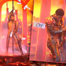 March 06, 2021 01:00 pm. Saturday Night Live Lil Nas X Platzte Vor Laufenden Kameras Die Hose Krone At