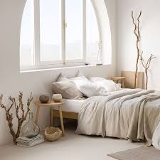 striped linen bedding semi circle window wooden night stand wooden stool neutral colours yatak odasi ic mekan ev ic mekanlari ic mekan fikirleri