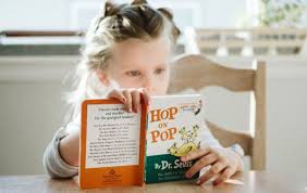 Perbedaan antara keduanya pun tidak mudah realitas dalam dunia sastra menunjukkan bahwa kedua genre sastra fiksi tersebut demikian banyak penggemarnya. Ciri Ciri Cerita Fiksi Adalah Teks Co Id