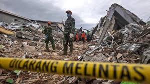 Dampak gempa bumi magnitudo 5,9 yang menyebabkan reruntuhan batu di tebing perbukitan di wilayah majene, sulawesi barat, pada kamis 14 januari 2021. Mayoritas Di Mamuju 84 Meninggal Dunia Akibat Gempa Sulbar