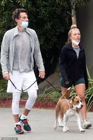 It seems possible zach braff and florence pugh may have already secretly gotten married while we were all in quarantine, at least judging by the actor's new piece of jewelry. Florence Pugh 24 And Boyfriend Zach Braff 45 Take Dog For A Walk Aktuelle Boulevard Nachrichten Und Fotogalerien Zu Stars Sternchen