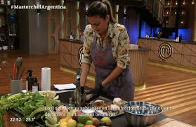 Belu lucius protagonizó un desagradable momento al encontrarse con unas almejas vivas que tuvo que utilizar para cocinar el plato de la noche. La Odisea De Belu Lucius En Masterchef Celebrity Lo Unico Que Falta Es Cortarme Con Esta Concha La 100