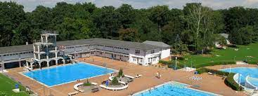 Die bäderbetriebe müssen so sehr sparen, dass sie das wasser im stadionbad nicht mehr richtig heizen können und abgetrennte leinen zum bahnenziehen sind in frankfurt ein fremdwort. Freibad Stadion In Frankfurt Mamilade Ausflugsziele