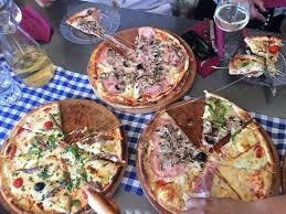 Trasferire la pizza sulla piastra solo quando il forno avrà raggiunto la massima temperatura: Pizzeria La Casa Orebic Restaurant Reviews Photos Phone Number Tripadvisor